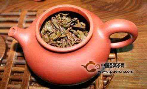 大红袍紫砂壶与普洱茶的完美搭配：什么茶叶适合泡在大红袍紫砂壶中？