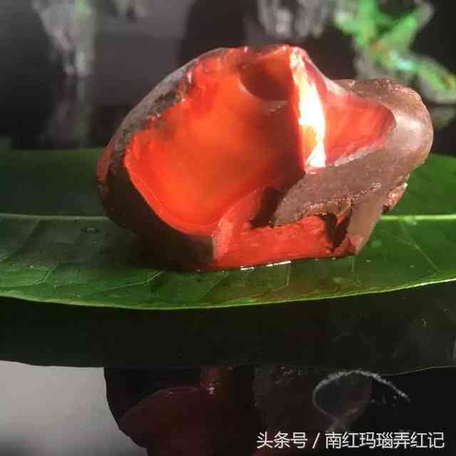 南胶翡翠啥颜色更好看？南红翡翠与翡翠南齐料对比