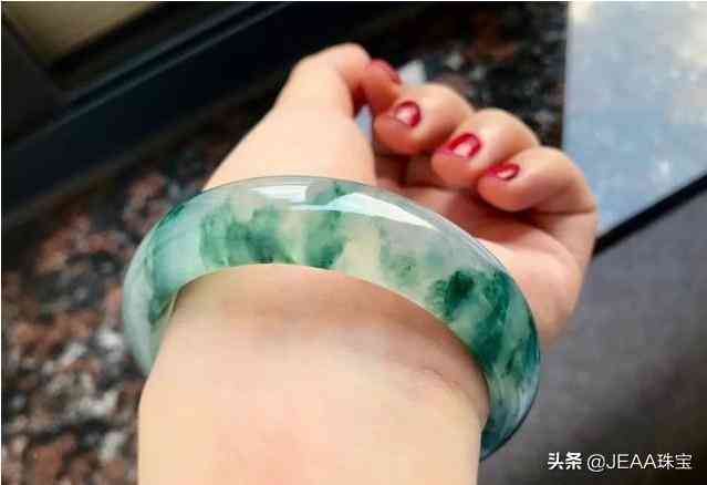 20岁女生适合的玉手镯款式：如何挑选高质量的翡翠或玉镯？