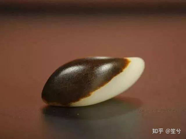 和田玉籽料红皮与酒金皮的视觉盛宴：哪个颜色更具吸引力？