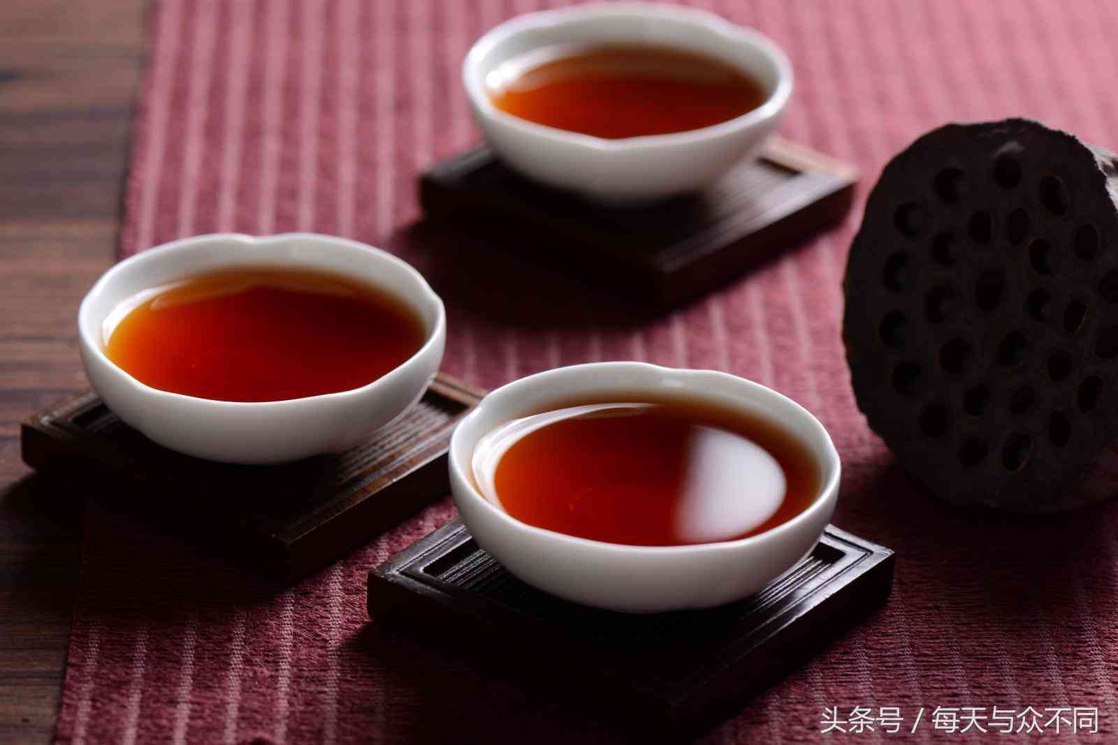 '黑毛茶：一种独特的普洱茶类型？为什么它与普洱茶有所不同？'