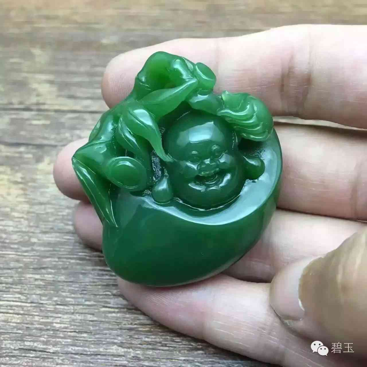 深度剖析：俄料碧玉颜色选择的优劣之分，浅色与深色谁更胜一筹？