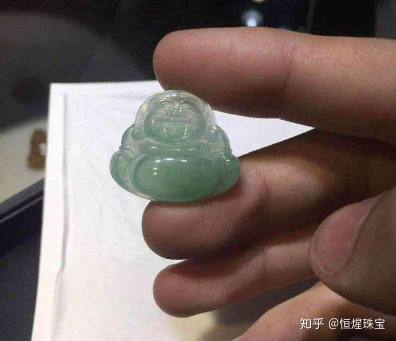 宝宝一岁时，佩戴翡翠和田玉的适宜性与选择：孩子佩戴珠宝的考量与建议