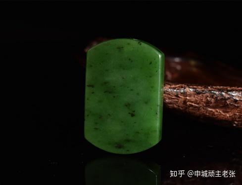 菠菜绿和田玉有黑点是什么料子？