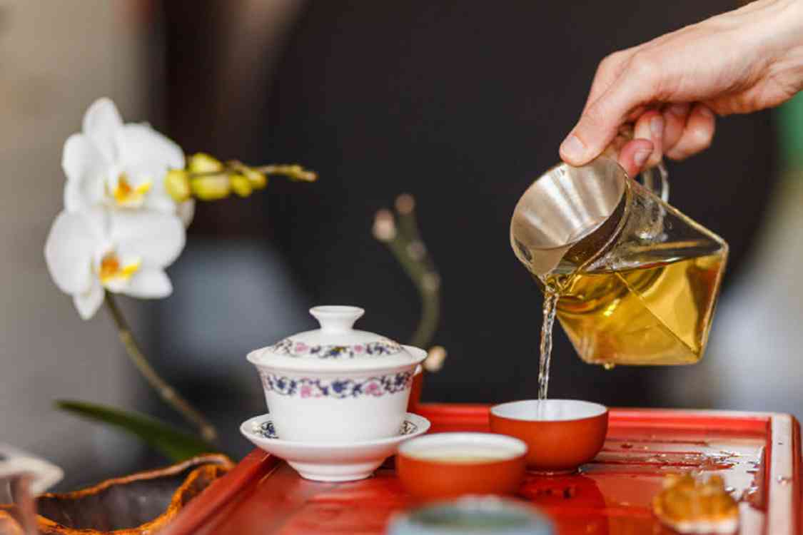 一回生二回熟：普洱茶冲泡的正确技巧与生茶奥秘