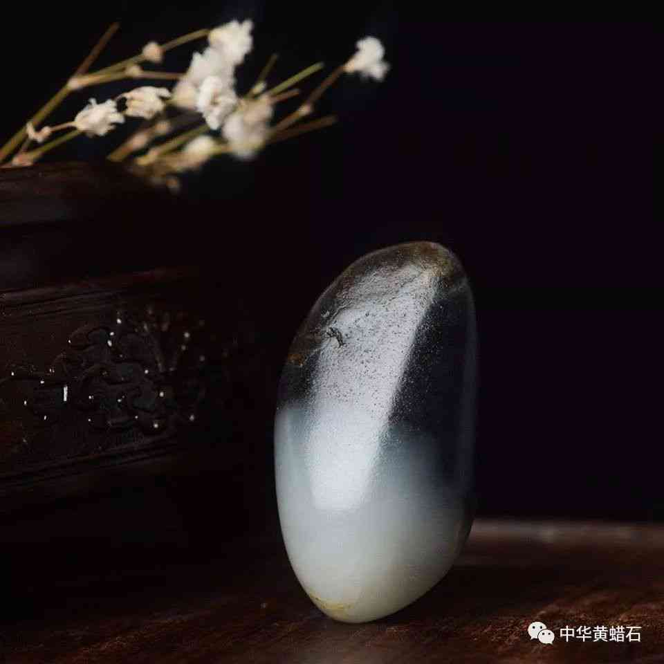 青花玉籽料的黑白分明之美：探索和田玉的价值与魅力