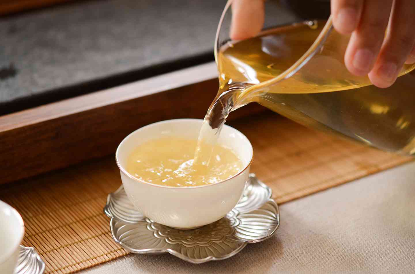 普洱茶饼很碎是怎么回事：揭示普洱茶饼碎末原因，了解茶饼破碎现象。