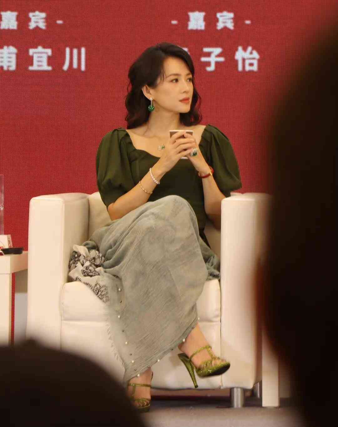 钻石泡泡手链翡翠戒指： 奢华与自然的完美结合