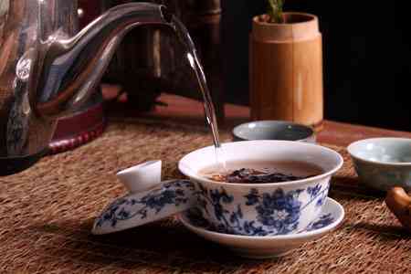 普洱碎银子泡茶后的拉丝现象及原因：茶水颜色、口感解析