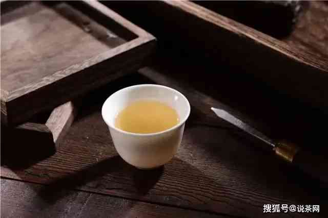 普洱茶为什么特别浅色：探究普洱茶泡出浅黄、浅红的原因