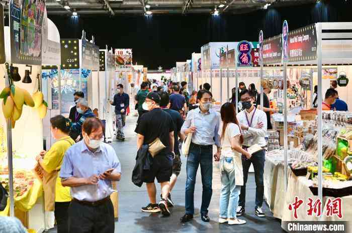 杭州导游带领游客探访桐乡翡翠市场，体验购物旅游新体验