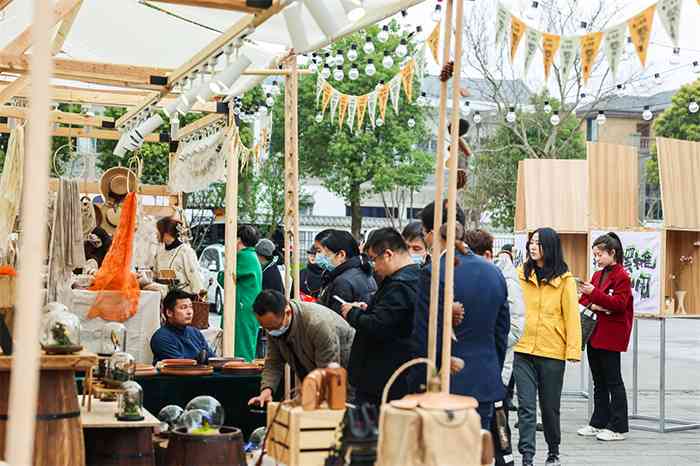 杭州导游带领游客探访桐乡翡翠市场，体验购物旅游新体验