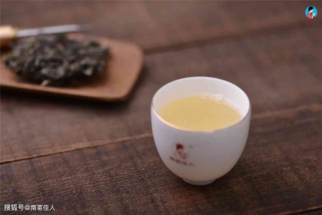 普洱茶的正确打开方式：揭秘古法撬开与茶饼轻敲技巧