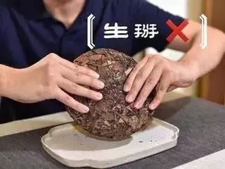 普洱茶的正确打开方式：揭秘古法撬开与茶饼轻敲技巧