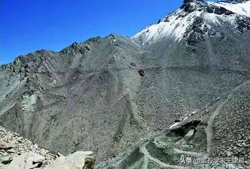 新疆和田玉产自重要产地且末，特别是若羌和叶城地区玛纳斯天山矿点的产出