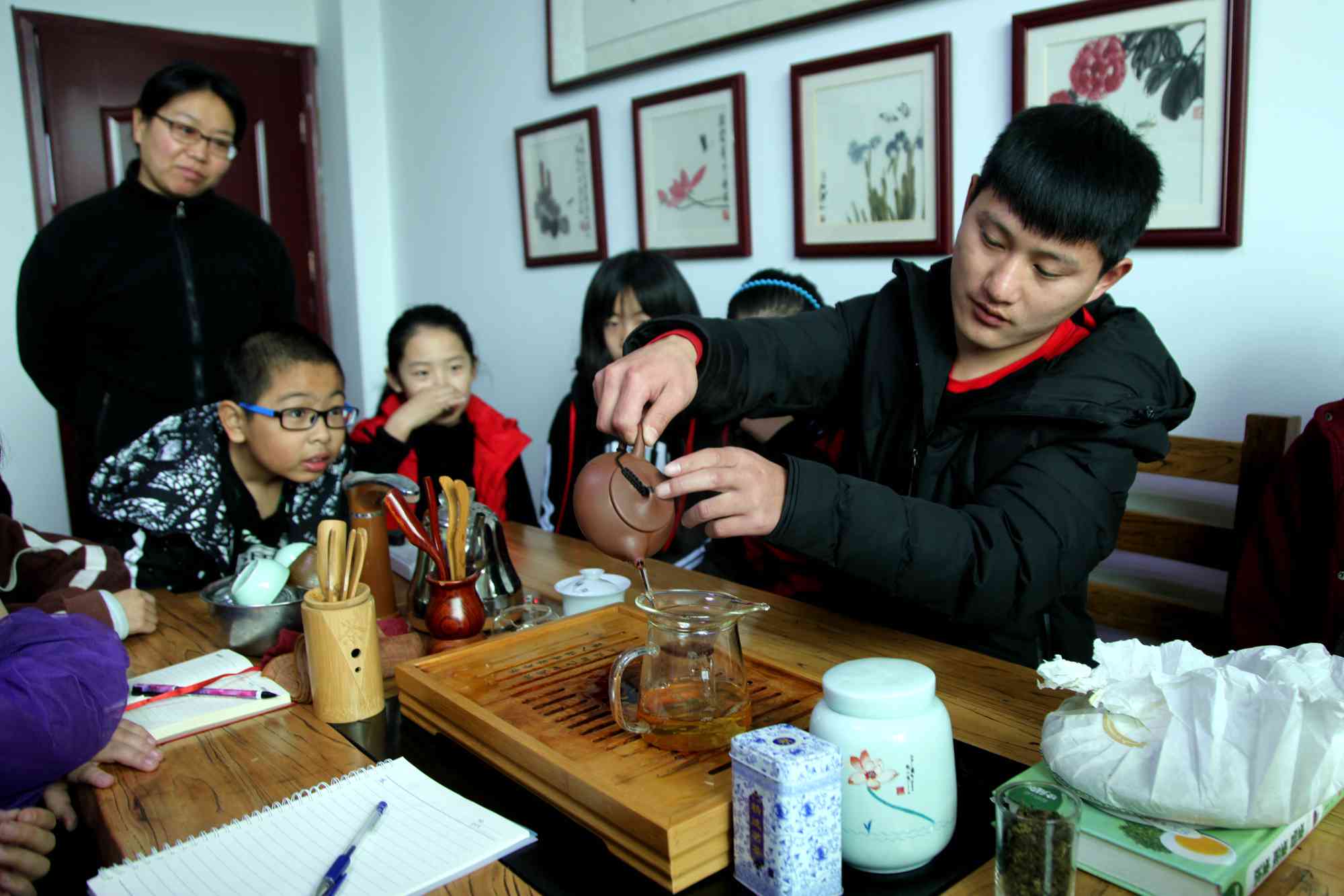 普洱茶饼的切割技巧与方法：如何正确操作，以便充分展现其独特风味和品质