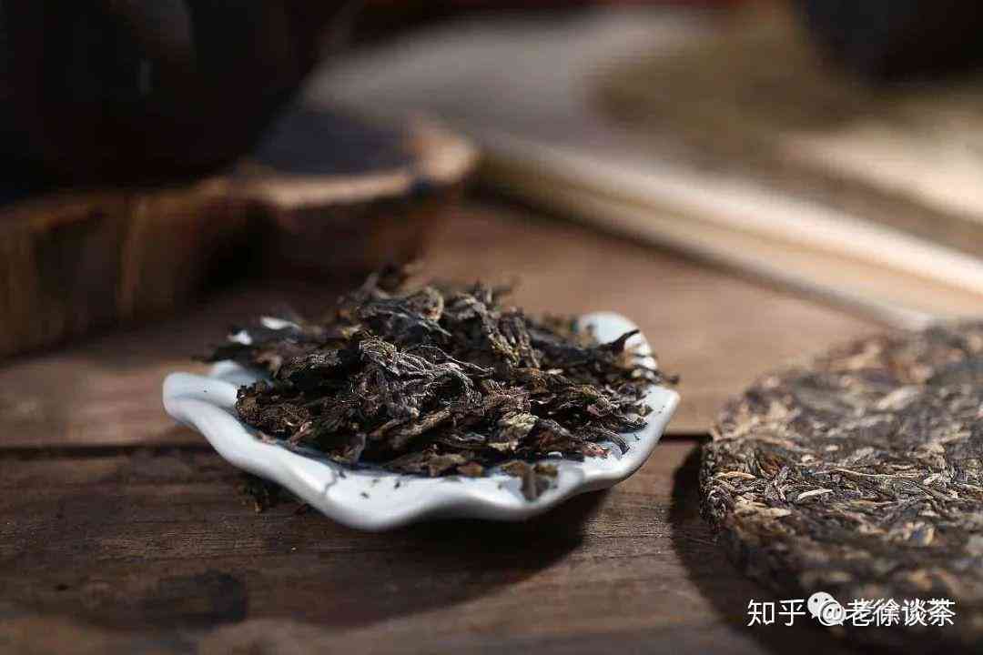 普洱茶饼冲泡后的茶叶形状变化及其原因解析：如何正确欣与品鉴？