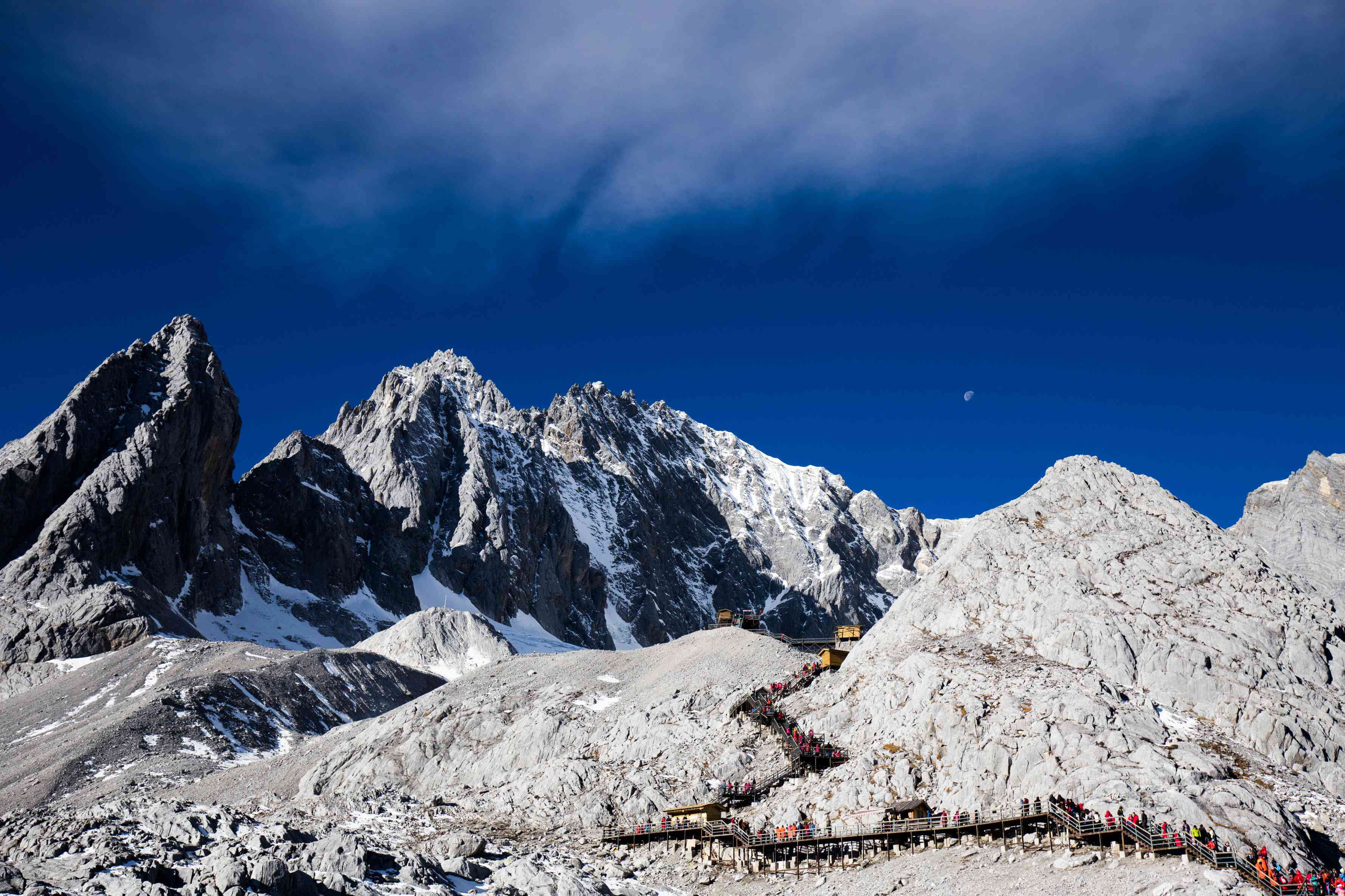 探秘云南丽江的玉龙雪山：一份完整的游玩攻略与门票价格分析