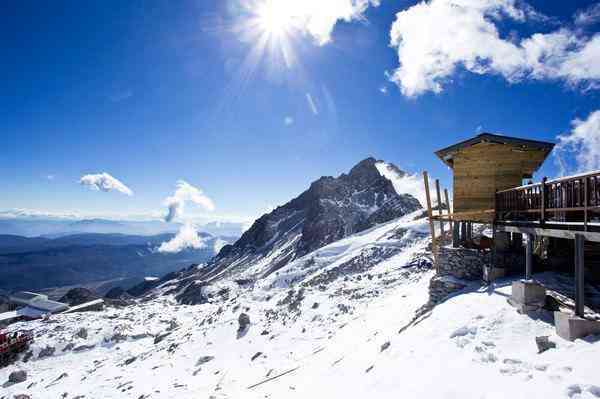 探秘云南丽江的玉龙雪山：一份完整的游玩攻略与门票价格分析