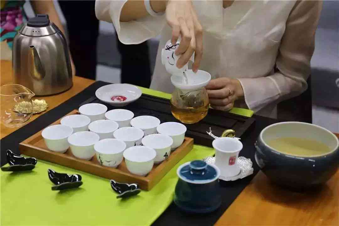 探索普洱茶世界：小简老师带你轻松进入直播间，学普洱茶制作与品鉴技巧