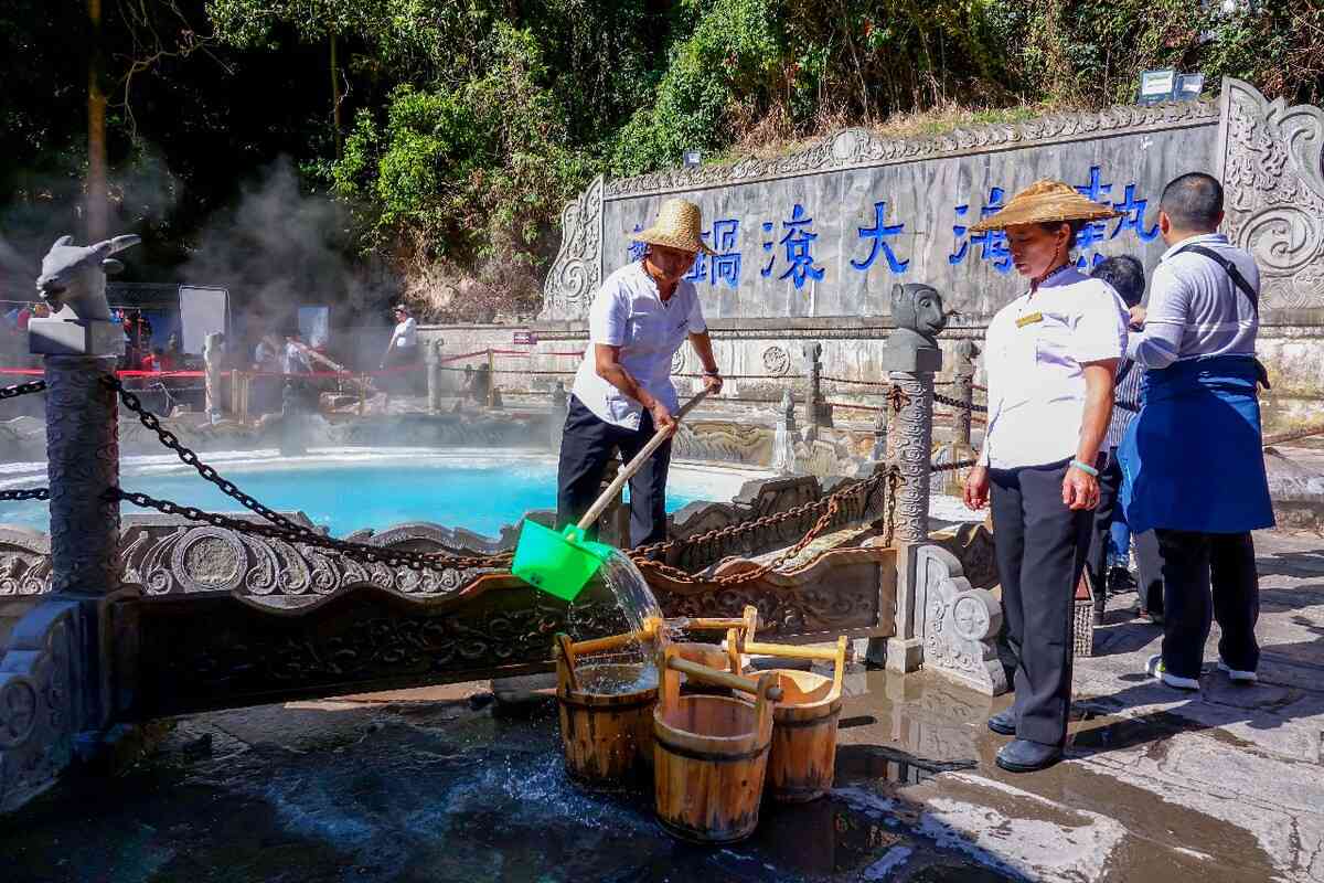 腾冲大滚锅简介：热海奇观的形成与传承