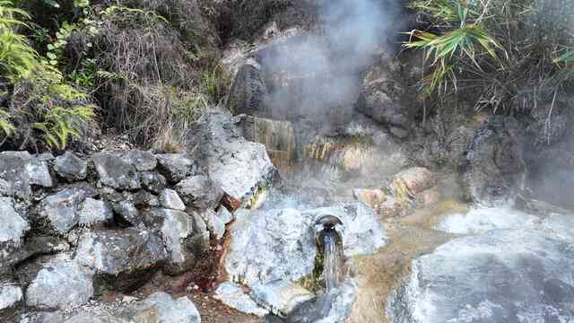 腾冲大滚锅简介：热海奇观的形成与传承