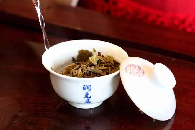 探索泡普洱茶的全方位技巧：如何选择茶叶、水控制、冲泡方法和品鉴要点