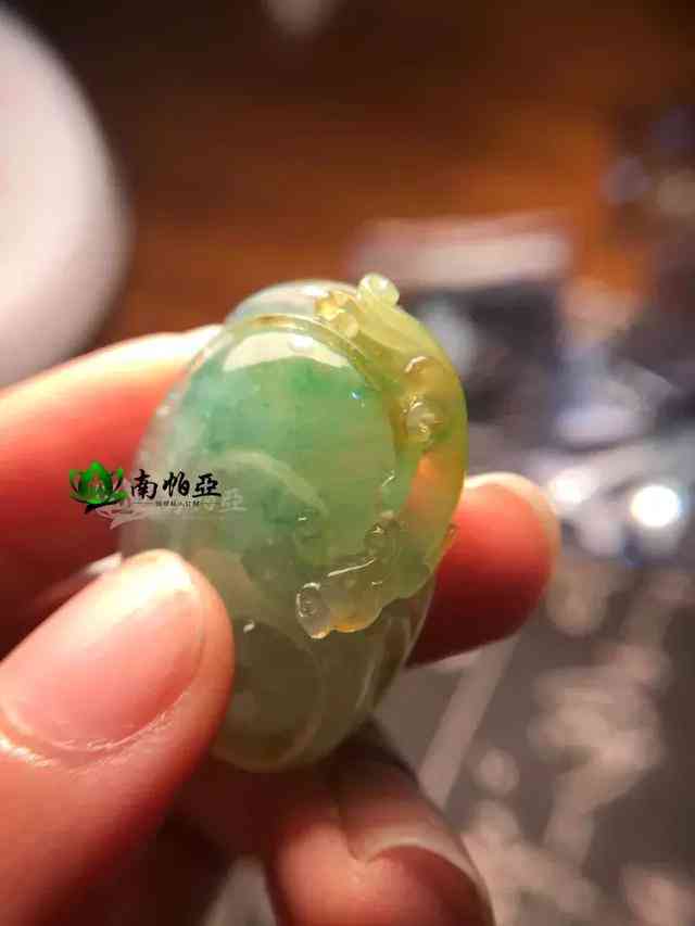 黑绿相间的翡翠：独特的颜色搭配与品种分析