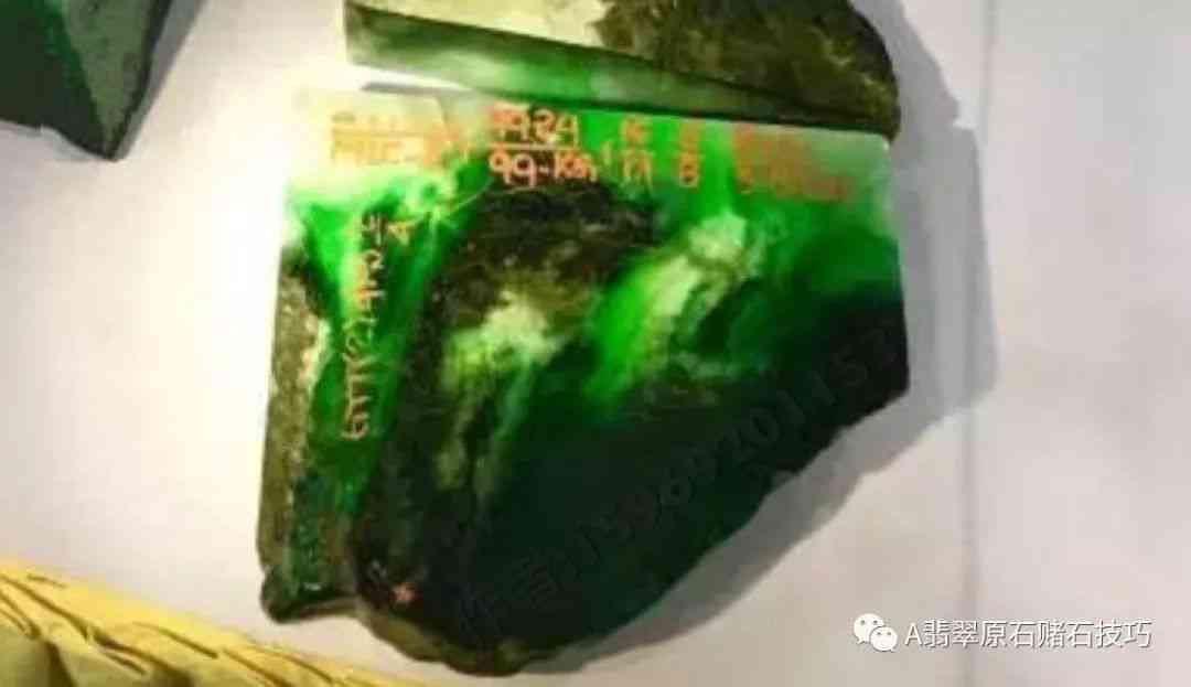 翡翠原石中的色彩秘密：带子藓下的罕见下色