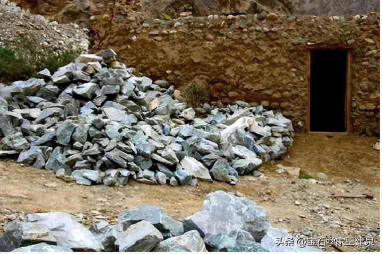 新疆和田玉矿场：探索其地质背景、资源储量、开采工艺及市场价值