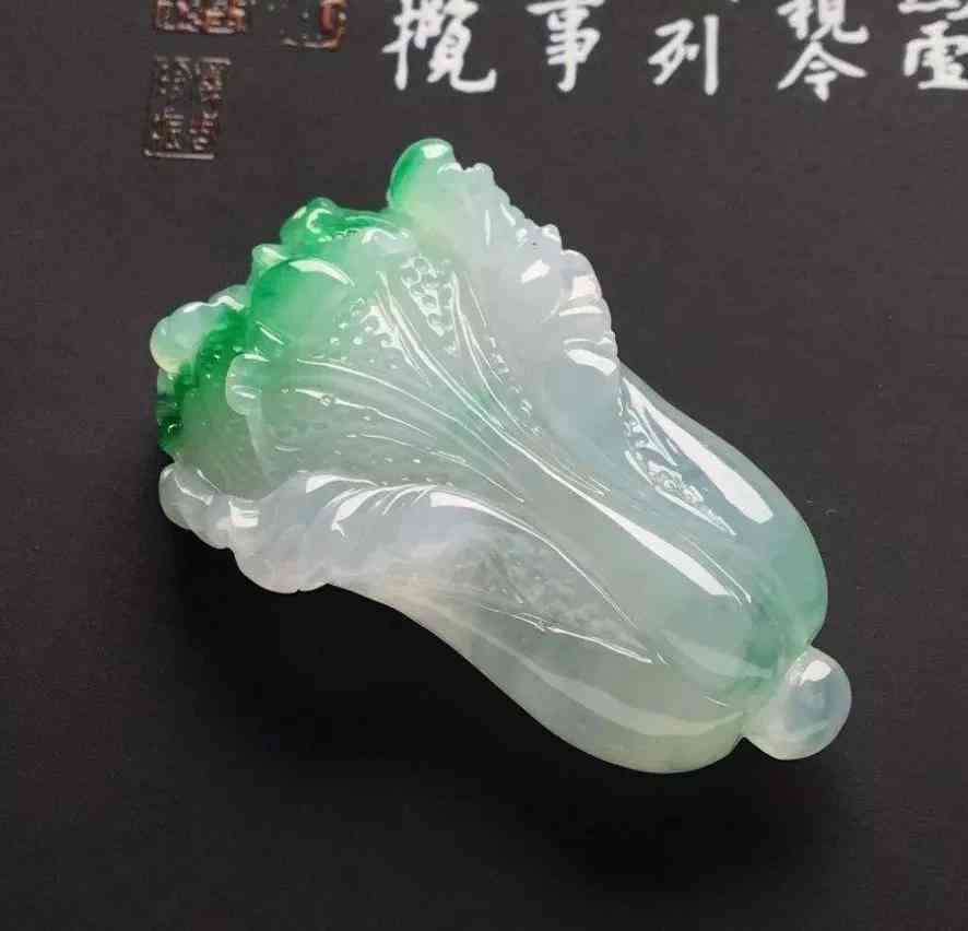 人参玉坠：一种翡翠饰品的文化解读与象征意义