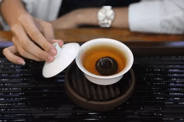 青柑普洱：一种独特的普洱茶，了解其品种、制作工艺与口感特征