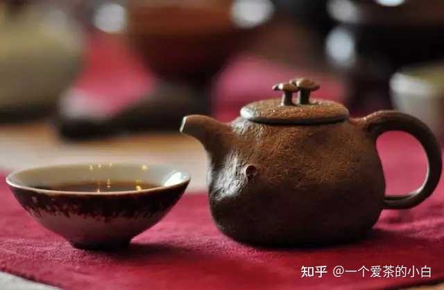 普洱茶与紫砂壶的完美结合：为什么紫砂壶适合冲泡普洱茶？