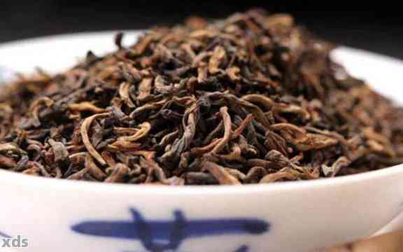 白茶饼与普洱茶的关系及其区别：全面解析茶叶种类与特点