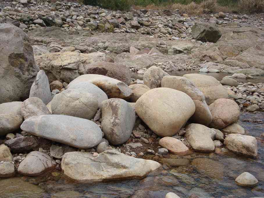 天然河流鹅卵石可以用来放玉石吗