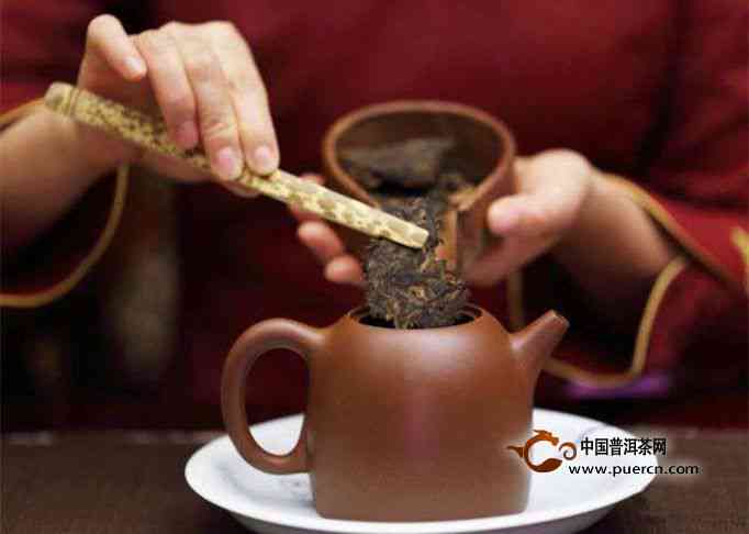 如何选择紫砂壶冲泡普洱熟茶：器型、材质和泡法全解析