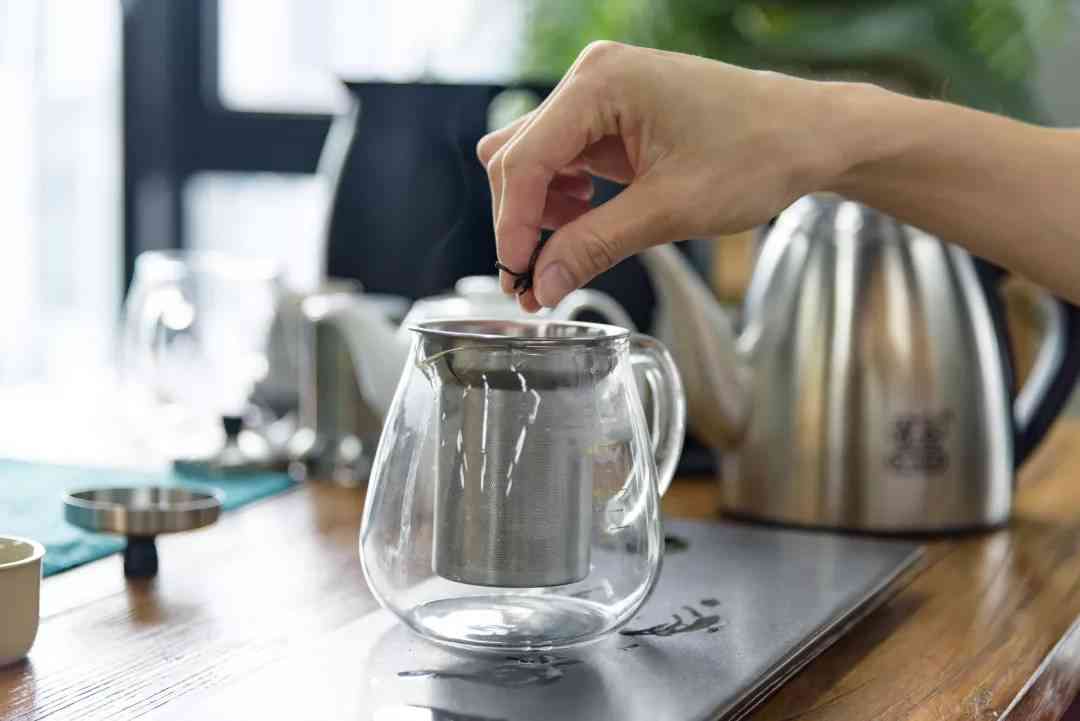 创新煮茶新体验：喷淋式煮茶器助力醇厚普洱茶水的制作方法