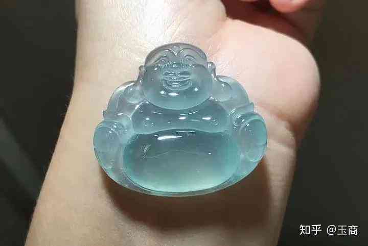 翡翠天空蓝属于什么档次：揭秘高品质翡翠的特点与价值