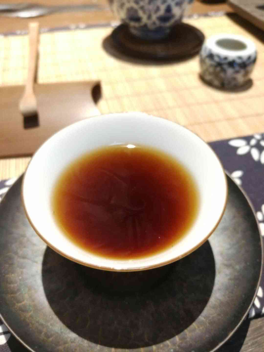 普洱茶饼茶叶碎末多，如何处理？