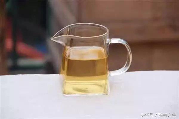 普洱茶饼的冲泡方法：使用开水还是水？哪种方式更适合展现其独特风味？