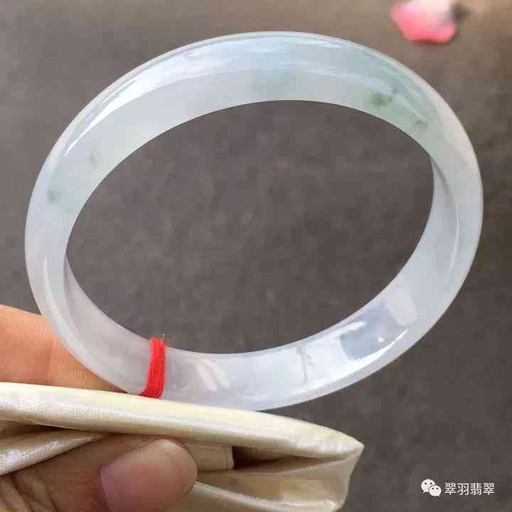 玉手镯轻松摘戴的方法与技巧