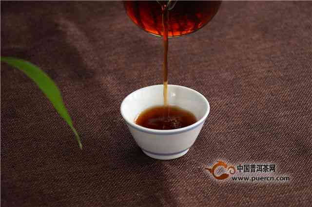 普洱茶熟茶的功效与作用及禁忌：降脂、消化、抗氧化，但过量饮用易伤肾。