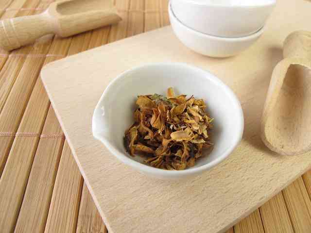 陈皮黄芪熟普洱茶泡水：一款养生功效与美味并存的饮品