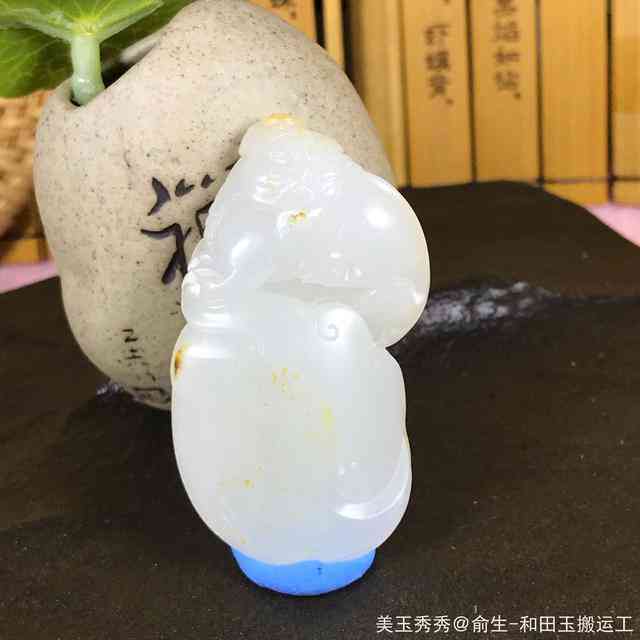 和田玉籽料与翡翠价值对比：哪种更具升值潜力？