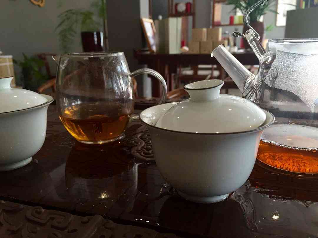 武夷岩茶与普洱茶：对比分析与特色鉴