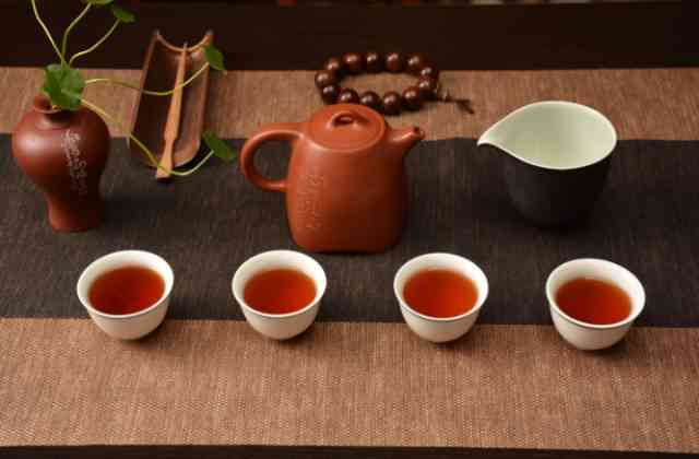 探究普洱茶水颜色的奥秘：生茶、熟茶与茶成分对比分析