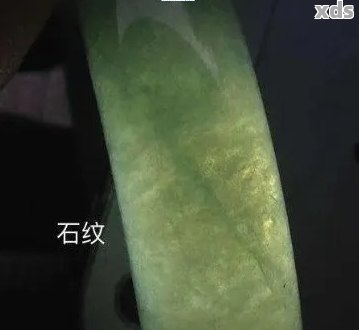 翡翠有纹是否影响价值：不值钱了？