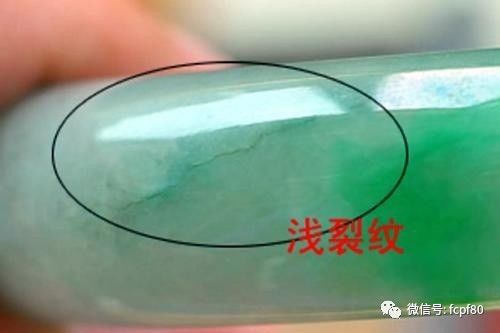 翡翠有纹含义解析：究竟代表裂纹还是美丽花纹？如何鉴别与保养？