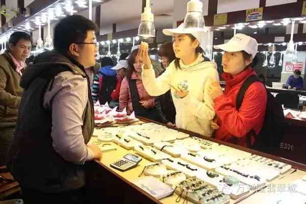 北京旅游团购物骗局揭秘：导游与商家勾结，游客购买的玉器真伪难辨