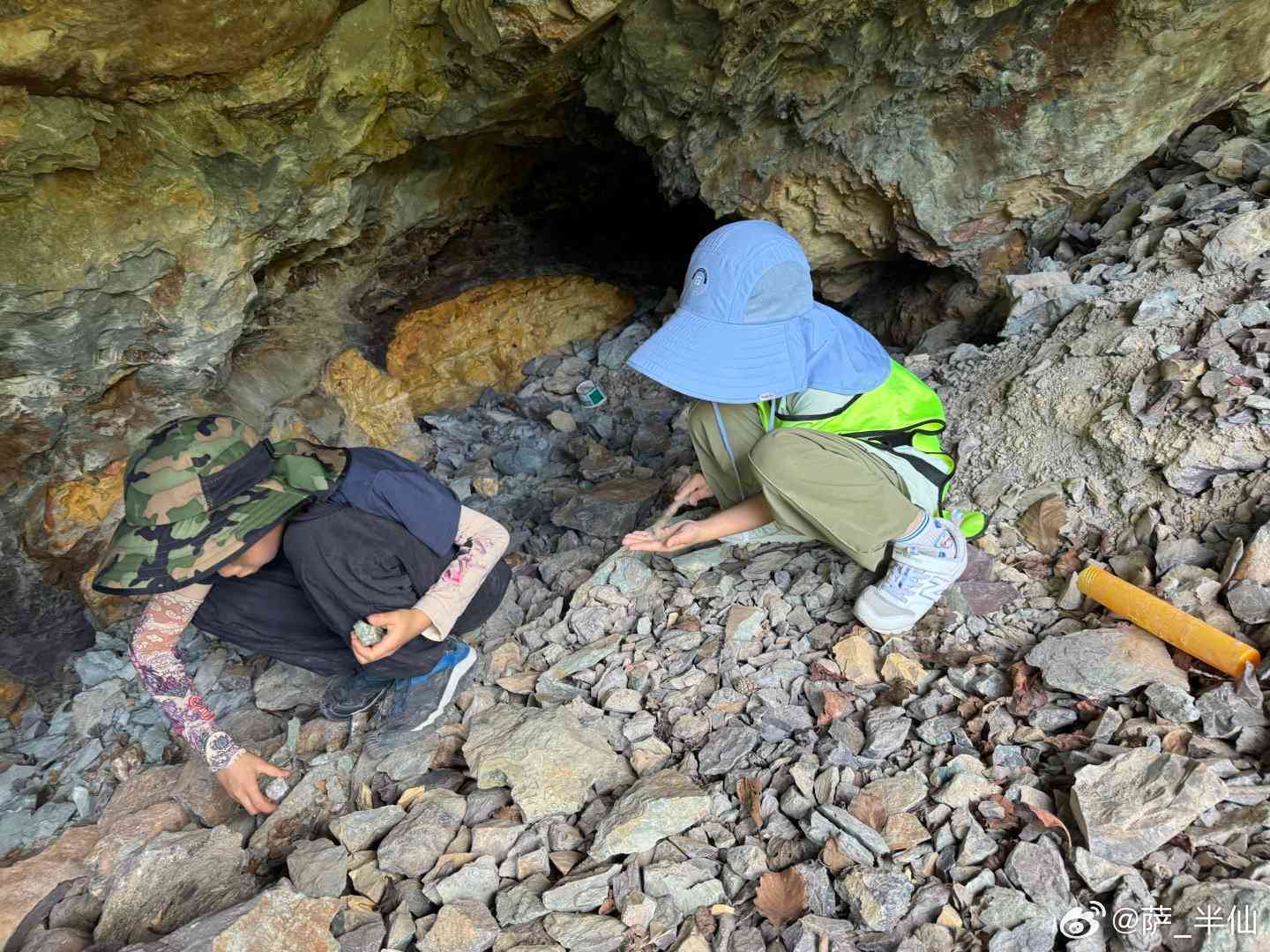 新山巅探翡翠：一段挖玉石之旅的奇遇记